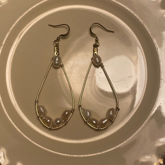 ๐ Tara Designs beautiful handmade gold tone freshwater pearl drop earrings. - Picture 2 of 4